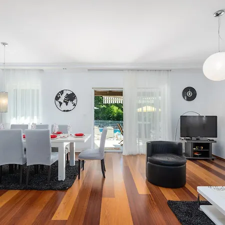 Vakantiehuis Ester, A Tranquil, Private And Beautiful Kršan